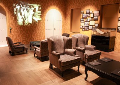 Bruine stoelen voor museum